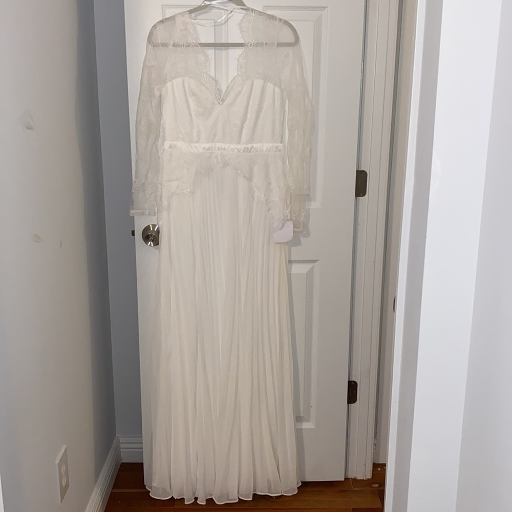 Lulu’s White Lace Maxi Dress
